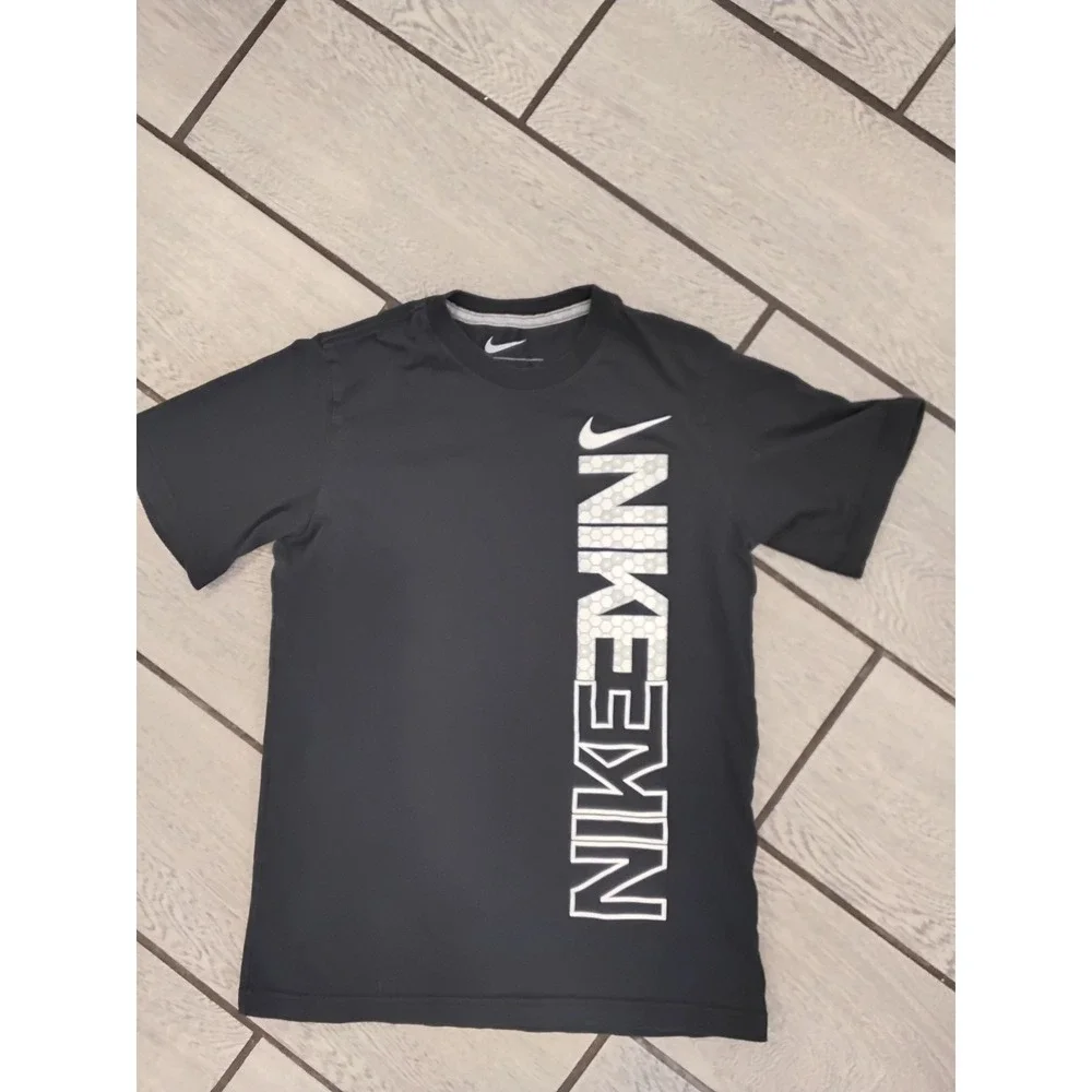 Nike Boys Black Vertical Graphic Logo Performance T-Shirt Size Medium M‎